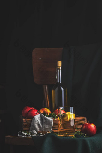苹果苹果酒醋水果茶苹果片玻璃成熟的红色的苹果盒子黑暗古董乡村风格浅深度场