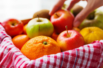 盒子完整的新鲜的水果女人选择水果水果收获苹果橙子柠檬猕猴桃香蕉乡村背景
