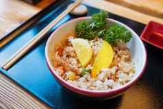 亚洲厨房托里蒂亚汉炸大米鸡肉蔬菜萝卜碗