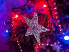 银闪闪发光的明星圣诞节树色彩斑斓的光灯泡