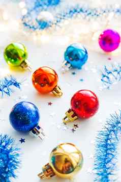 圣诞节一年背景色彩斑斓的装饰球圣诞节树