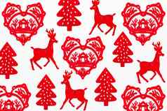 模式红色的木心轮廓房子鹿冷杉树观赏红色的圣诞节一年装饰前视图平躺白色背景