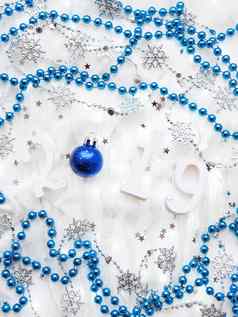 圣诞节一年背景数字银蓝色的装饰光灯泡