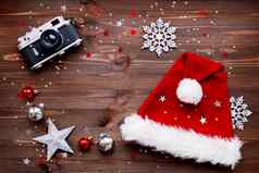 圣诞节一年背景成形相机红色的圣诞老人的他圣诞节装饰球星星银闪闪发光的雪花五彩纸屑木表格的地方文本