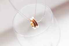 金婚礼环银链透明的葡萄酒杯象征爱婚姻