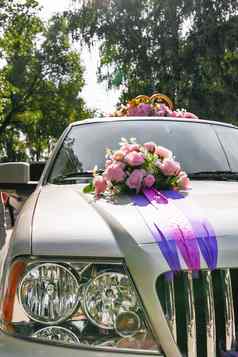 人工粉红色的玫瑰金环钟车装饰婚礼仪式