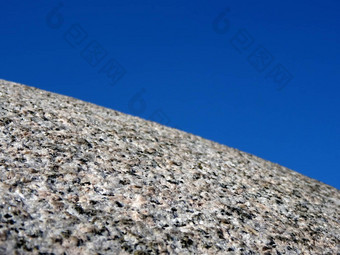 细节岩浆岩石球蓝色的天空