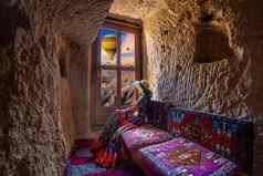 女人坐着洞穴房子窗户美丽的风景优美的goreme卡帕多西亚火鸡
