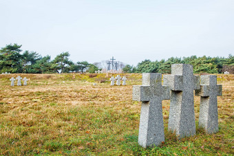 石头十字架墓地