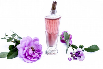 关闭拍摄<strong>香</strong>水气味喷雾玫瑰蔷薇属古拉布透明的玻璃瓶孤立的白色玫瑰花