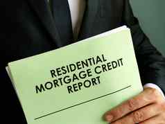 住宅抵押贷款信贷报告男人。持有