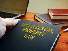 律师持有知识财产法律书