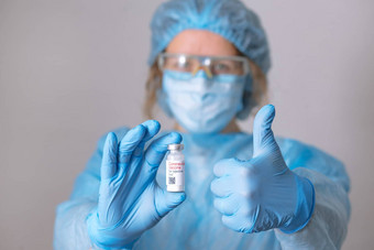 冠状病毒疫苗医生疫苗护士持有冠状病毒疫苗手持有冠状病毒疫苗灯泡新冠病毒