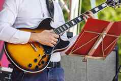 吉他手玩城市公园爵士乐节日