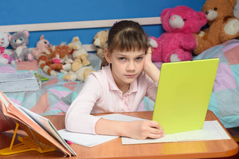 女孩强迫家庭作业看无聊的<strong>视频</strong>教程平板电脑