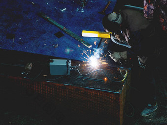 金属焊接工人焊接面具维修金属步骤