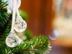 优雅的透明的水晶球一年装饰圣诞节树