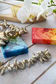 自然色彩斑斓的手工制作的肥皂木表格水疗中心集