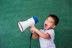 孩子男孩幼儿园学前教育学生统一的说话用力推