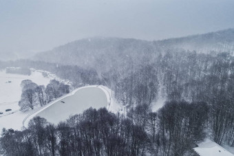 空中视图森林冬<strong>天降</strong>雪