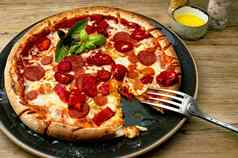 意大利辣香肠披萨橄榄石油披萨情人