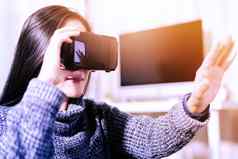 女人穿虚拟现实眼镜智能手机