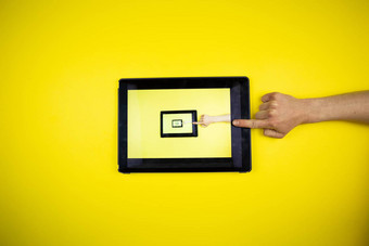 平板电脑手黄色的背景图片图片