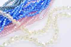 颜色在上雕琢平面的玻璃闪耀珠子材料有创意的工作白色背景