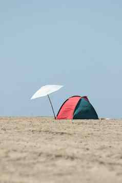 孤独的阳伞太阳帐篷海滩
