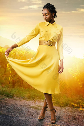 有吸引力的黑色的女孩穿时尚的黄色的衣服葡萄园
