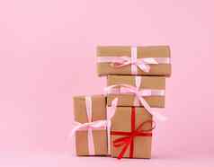礼物盒子纸棕色（的）粉红色的背景节日概念