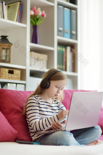 年轻的女学生家庭作业数字平板电脑首页孩子小工具研究教育距离学习孩子们在家教育检疫