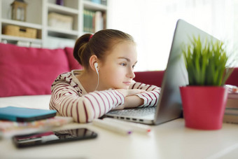 13岁以下的女学生家庭作业移动PC电脑首页孩子小工具研究在线教育距离学习孩子们在家教育检疫