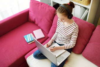 13岁以下的女学生家庭作业移动PC电脑首页孩子小工具研究在线教育距离学习孩子们在家教育检疫