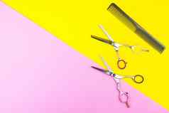 时尚的专业理发师剪刀梳子黄色的粉红色的