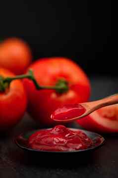 生活新鲜的成熟的西红柿酱汁木背景