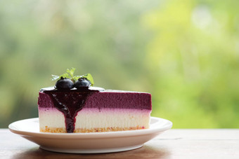 蓝莓摩丝蛋糕超过新鲜的蓝莓