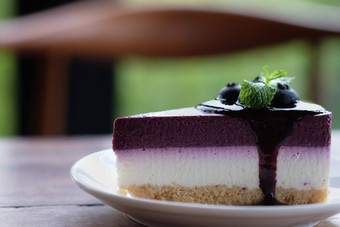 蓝莓摩丝蛋糕超过新鲜的蓝莓