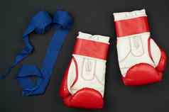 一对白色红色的皮革拳击手套蓝色的纺织绷带