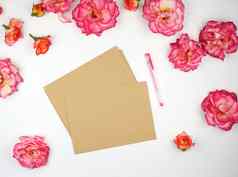 粉红色的玫瑰味蕾棕色（的）纸信封