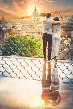美丽的夫妇爱拥抱阳台反射水坑假期罗马意大利