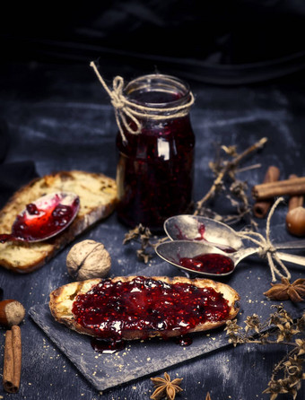 烤面包树莓小时空小时Jar铁勺子