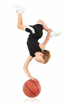 年轻的女孩孩子平衡颠倒篮球白色
