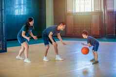亚洲家庭玩篮球快乐家庭支出免费的时间假期