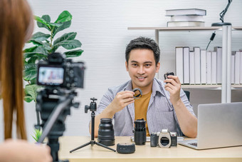 亚洲视频博客男人。满意相机镜头媒体视频