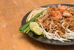 关闭板帕德泰泰国面条炸虾蔬菜泰国食物泰国的国家菜