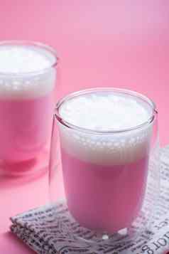 夏天喝概念草莓粉红色的牛奶泡沫牛奶