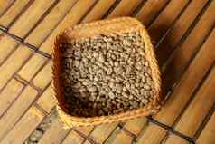 柳条袍使竹子条填满新鲜的Arabica咖啡豆子关闭自然过程咖啡豆子干燥咖啡工厂巴厘岛干咖啡豆子准备好了烤过程