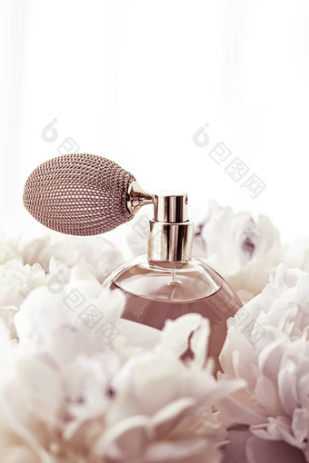 复古的香味瓶奢侈品香水产品背景牡丹花香水美品牌