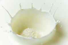 牛奶溅自制的白色糖果椰子椰子饼干下降了牛奶椰子松露皇冠爆发